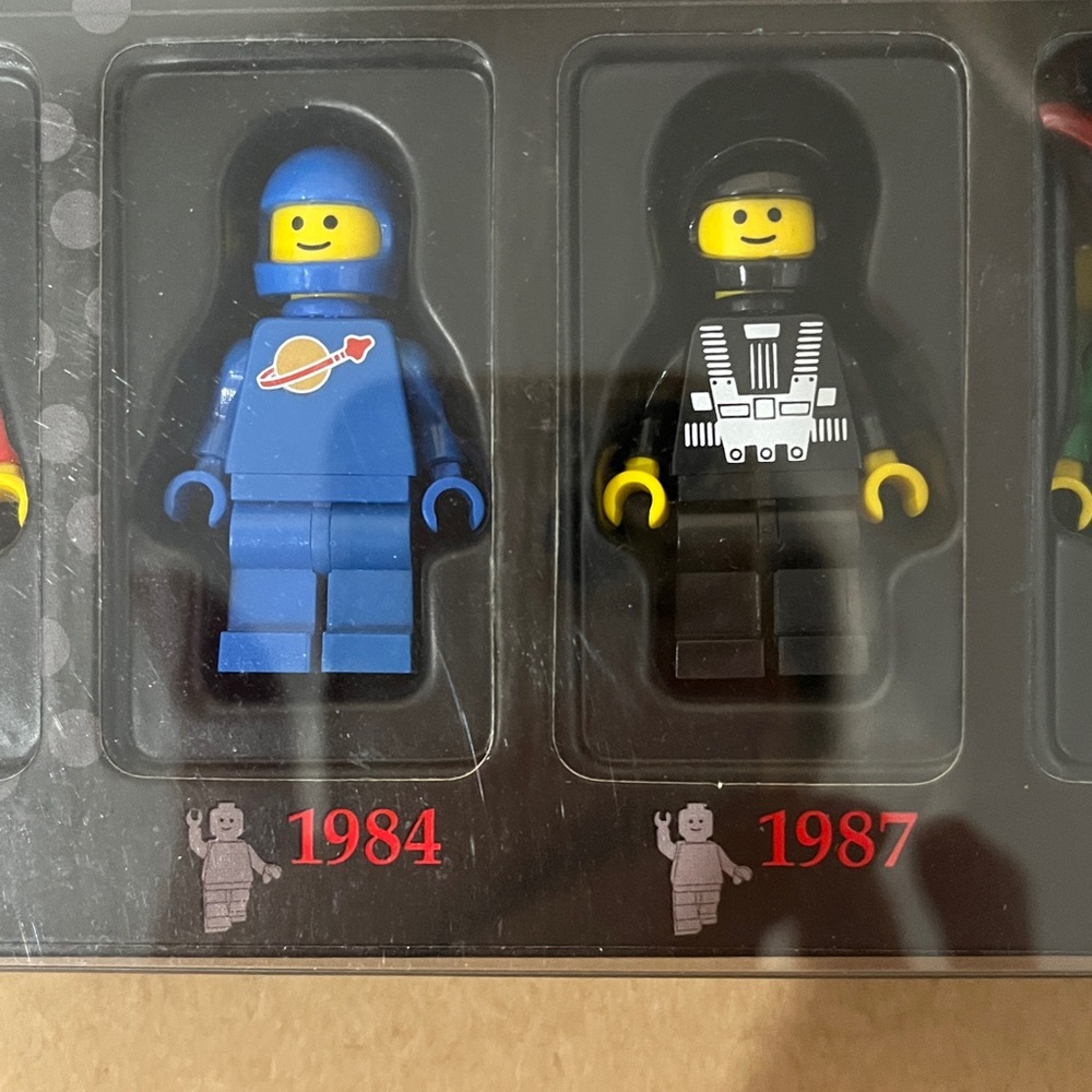 Vintage Lego 5 Minifigure Collection - Picture 3 of 8